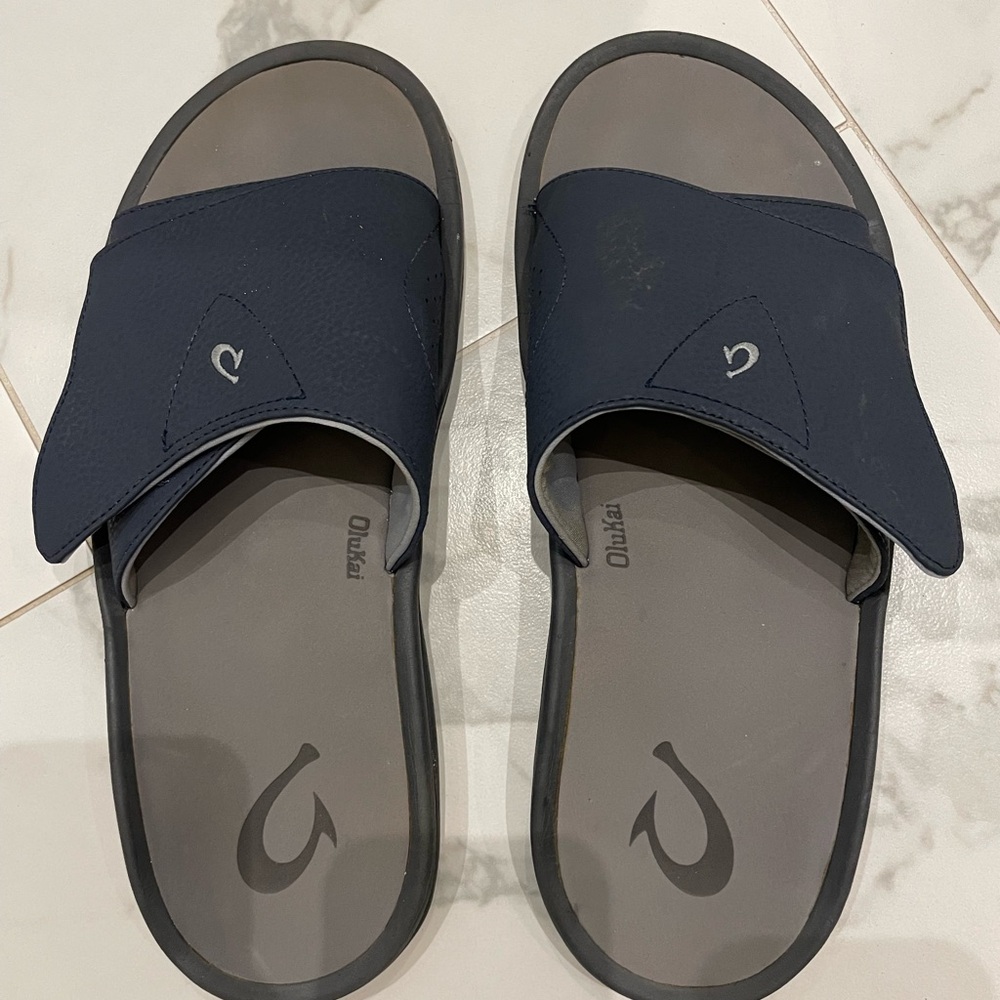 Olukai men’s beach slides dark blue